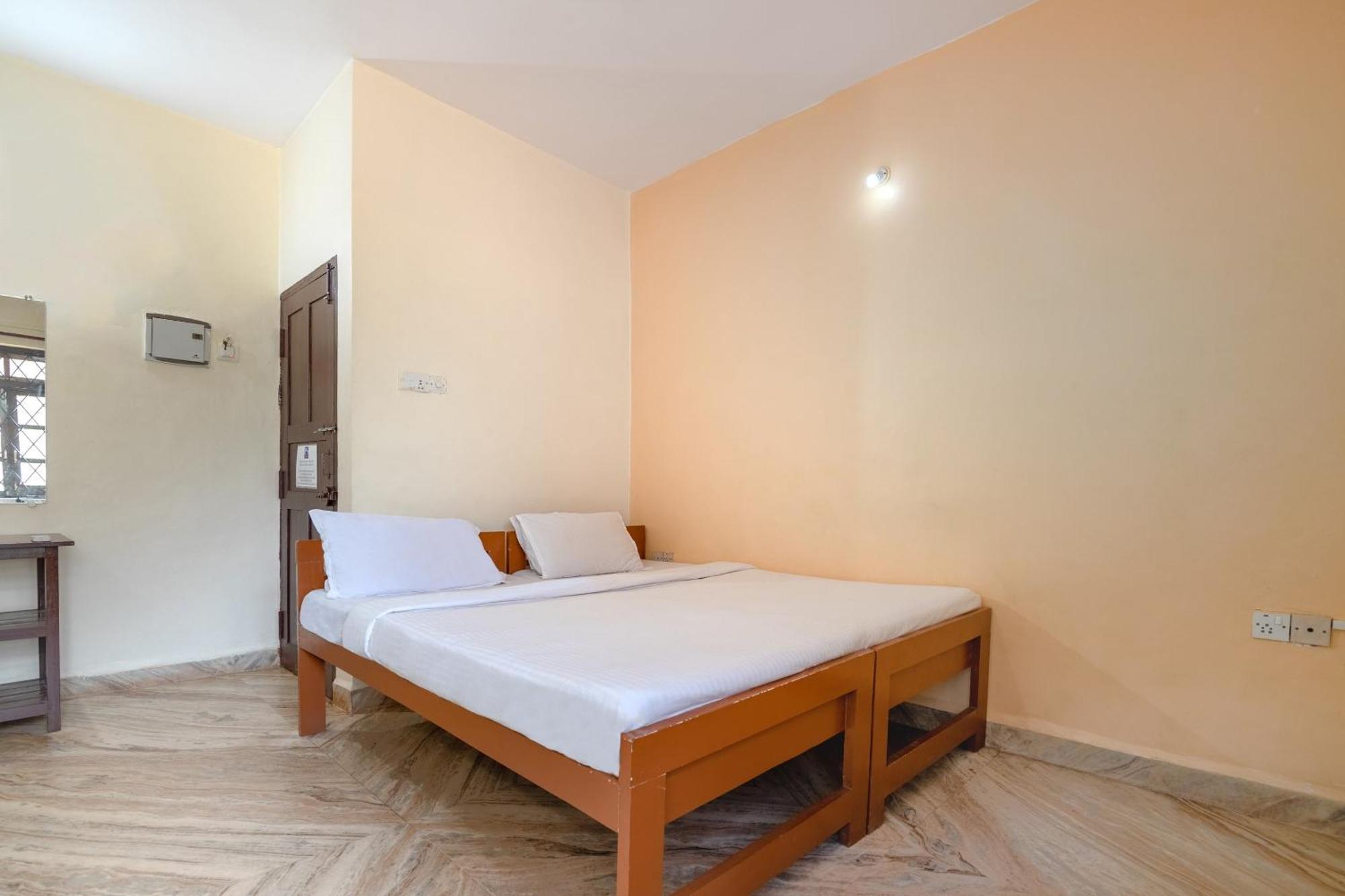Spot On Ps Guest House Calangute Esterno foto