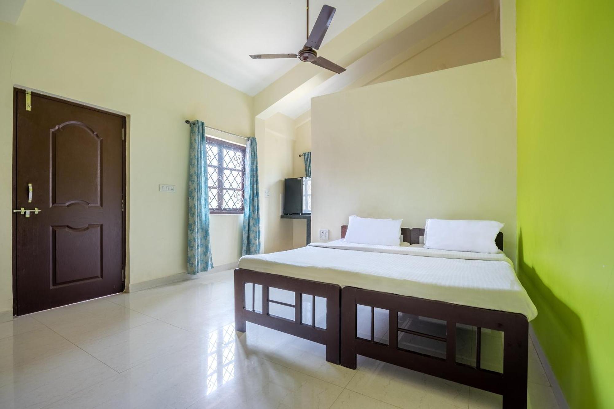 Spot On Ps Guest House Calangute Esterno foto